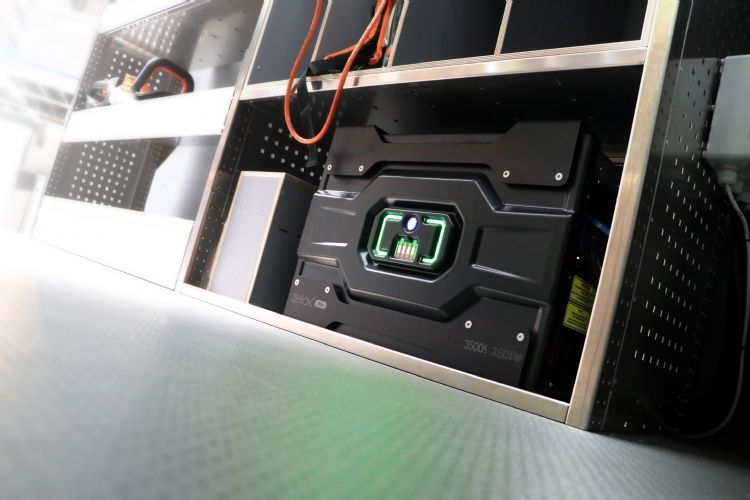 De innovatieve Zeliox (3.500 W, piekvermogen 6.500 W, capaciteit 3,6 kWh) functioneert zelf ook als accu en voorziet alle accu's onderweg en op locatie van stroom. De innovatieve Zeliox (3.500 W, piekvermogen 6.500 W, capaciteit 3,6 kWh) functioneert zelf ook als accu en voorziet alle accu's onderweg en op locatie van stroom.