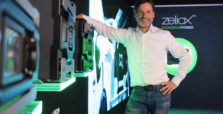 Rowan Schoenmakers, business development manager bij Zeliox: 'We stellen altijd op basis van een gesprek in ons Zeliox Experience Center vast welk pakket een gebruiker exact nodig heeft.' Rowan Schoenmakers, business development manager bij Zeliox: 'We stellen altijd op basis van een gesprek in ons Zeliox Experience Center vast welk pakket een gebruiker exact nodig heeft.'