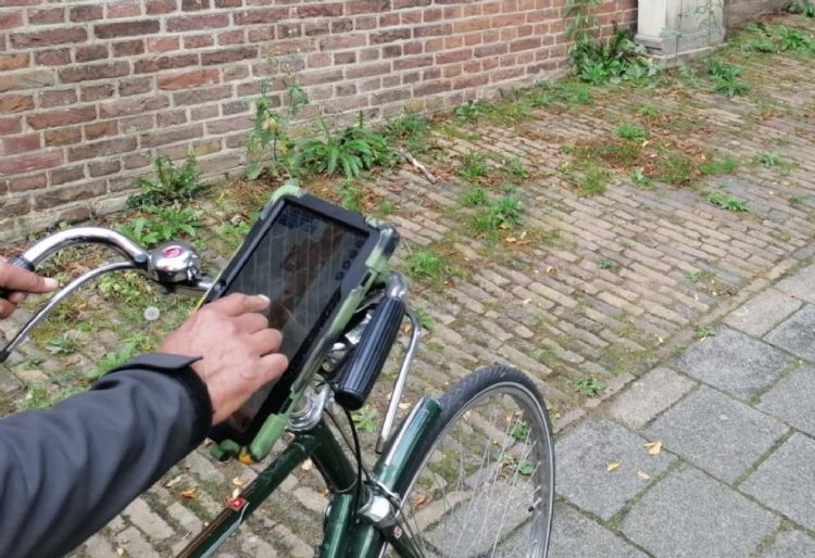 Schouwer bij Van de Haar Groep, inspecteert beelden en maakt met Jewel Takenopname quickscans in de wijk. Op basis daarvan worden taken aangemaakt in Jewel Taken. Schouwer bij Van de Haar Groep, inspecteert beelden en maakt met Jewel Takenopname quickscans in de wijk. Op basis daarvan worden taken aangemaakt in Jewel Taken.