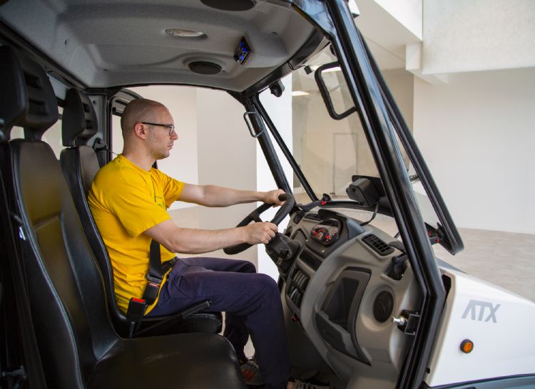 Een comfortabele cabine, waarbij de zitplaats van chauffeur en bijrijder achter de vooras zit Een comfortabele cabine, waarbij de zitplaats van chauffeur en bijrijder achter de vooras zit