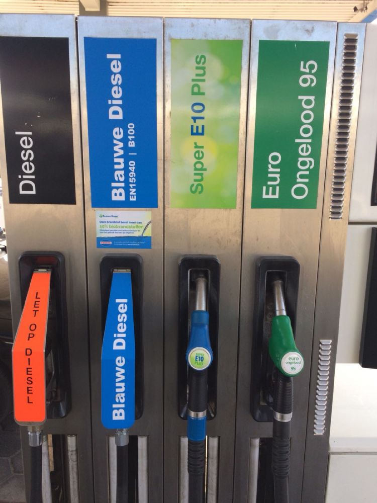 Het brandstofpistool voor Blauwe Diesel/Neste is geen onbekende meer bij tankstations. Het brandstofpistool voor Blauwe Diesel/Neste is geen onbekende meer bij tankstations.