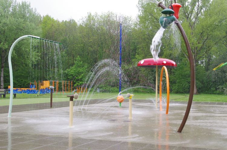 De waterspeelplaats is inmiddels een publiekstrekker geworden. De waterspeelplaats is inmiddels een publiekstrekker geworden.