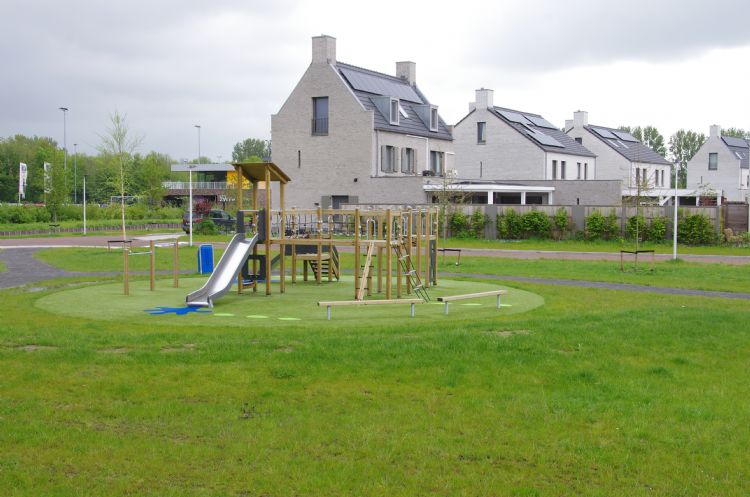 Het nieuwe speeltoestel aan het Anna Maria van Cappellenpark prikkelt kinderen van verschillende leeftijden tot spel. Het nieuwe speeltoestel aan het Anna Maria van Cappellenpark prikkelt kinderen van verschillende leeftijden tot spel.