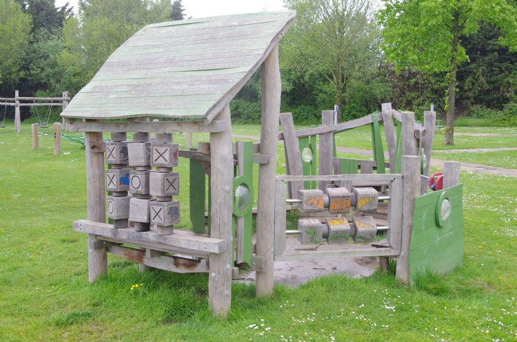 Kinderen van alle leeftijden spelen samen op de speelplaats aan de Groenedijk. Kinderen van alle leeftijden spelen samen op de speelplaats aan de Groenedijk.