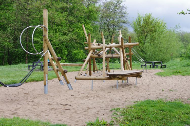 Spelen in de natuur op speelplaats Ravottia in het Schollebos Spelen in de natuur op speelplaats Ravottia in het Schollebos