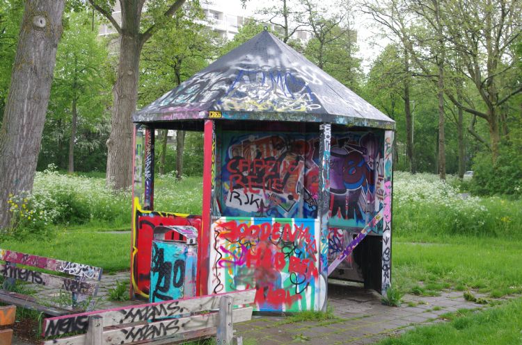 Voorzieningen voor jongeren trekken vaak graffitikunst aan. Voorzieningen voor jongeren trekken vaak graffitikunst aan.