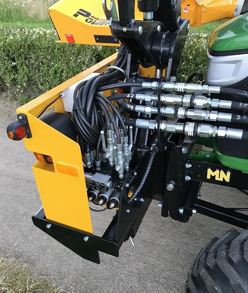 Het verplaatsen van de maaiarm van voor naar achter heeft consequenties voor de hydrauliek. Het verplaatsen van de maaiarm van voor naar achter heeft consequenties voor de hydrauliek.