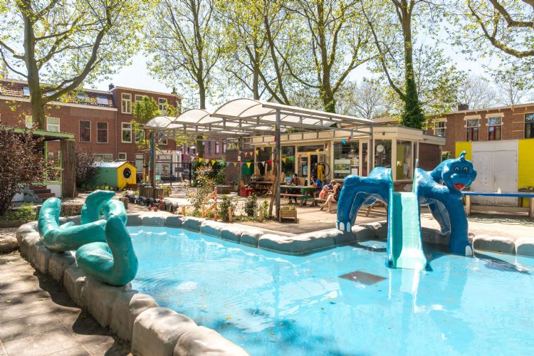 In het ‘clubhuis’ op het Bankaplein vinden regelmatig allerlei activiteiten plaats. In het ‘clubhuis’ op het Bankaplein vinden regelmatig allerlei activiteiten plaats.