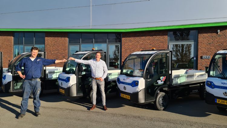 Johanan Smit (gemeente Nijkerk, links) ontvangt de sleutels van Olaf van Grol (Velco, rechts). Johanan Smit (gemeente Nijkerk, links) ontvangt de sleutels van Olaf van Grol (Velco, rechts).