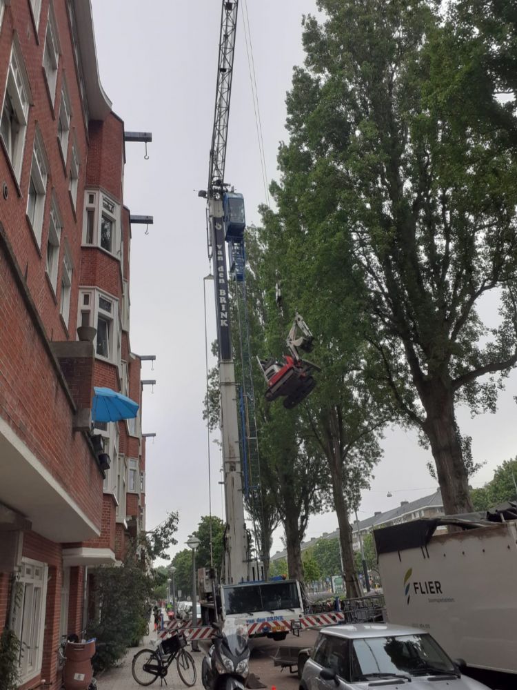 Ook de minikraan moest over het pand heen. Ook de minikraan moest over het pand heen.