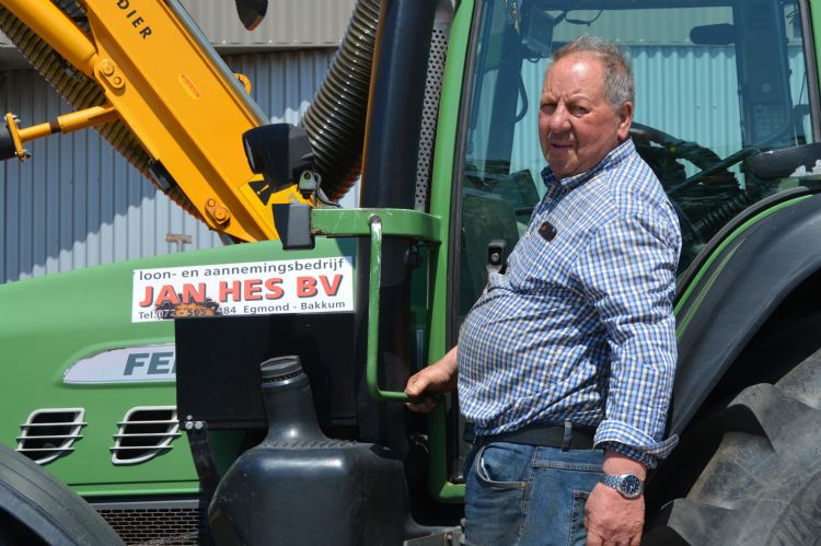 Jan Hes sr. bij één van zijn 31 tractoren Jan Hes sr. bij één van zijn 31 tractoren