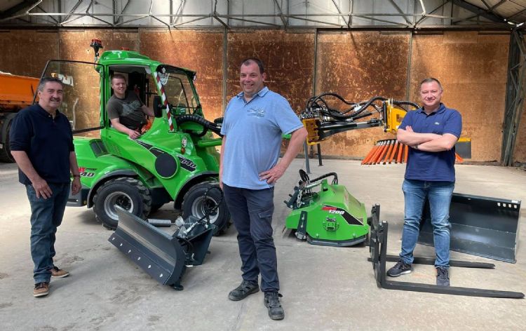 De Avant 640 met cabine van de gemeente Glabbeek. Ook burgemeester Peter Reekmans is blij met de kniklader. De Avant 640 met cabine van de gemeente Glabbeek. Ook burgemeester Peter Reekmans is blij met de kniklader.