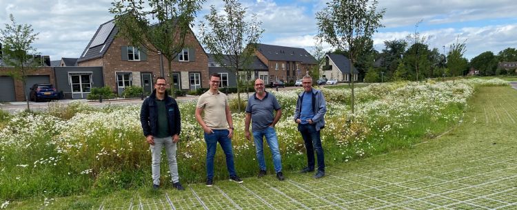 Samenwerken en kennis delen is van essentieel belang in de groene ruimte. Van links naar rechts: Joan Prosman (Agro de Arend), Robert Prins (Van Dijk Groenvoorzieningen), Jan Krijnen (Advanta) en Johan Ossendrijver (gemeente Barneveld). Samenwerken en kennis delen is van essentieel belang in de groene ruimte. Van links naar rechts: Joan Prosman (Agro de Arend), Robert Prins (Van Dijk Groenvoorzieningen), Jan Krijnen (Advanta) en Johan Ossendrijver (gemeente Barneveld).