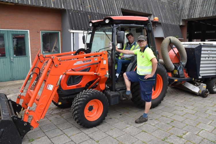 De andere Kioti, met voorlader, heeft meer grip dankzij de Galaxy Garden Pro-banden. De andere Kioti, met voorlader, heeft meer grip dankzij de Galaxy Garden Pro-banden.