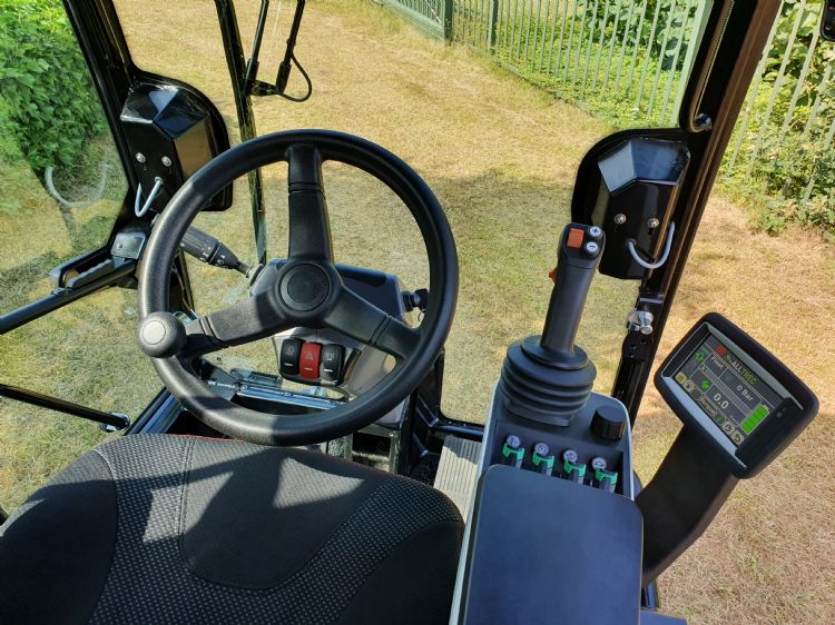 Comfortabele cabine met mogelijkheden om de machine met fingertips dan wel met een joystick te bedienen. Comfortabele cabine met mogelijkheden om de machine met fingertips dan wel met een joystick te bedienen.