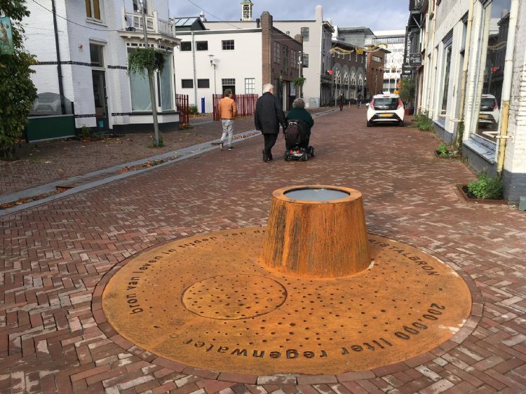 De cisterne met glazen kijkvenster De cisterne met glazen kijkvenster