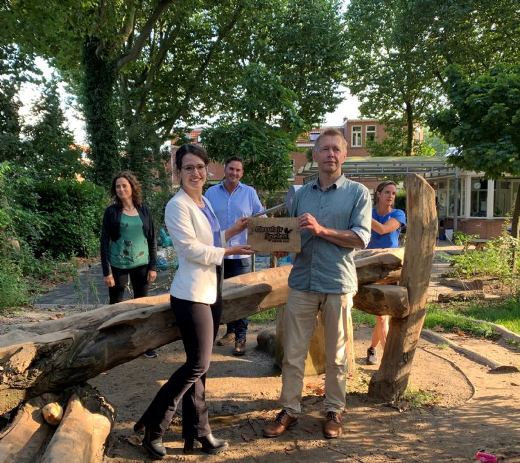 Van links naar rechts: Ontwerpster Suzanne van Ginneken, vakredacteur Willemijn van Iersel, Arie Rijssen van Eijkelboom, wethouder Kees Diepeveen en Roos de Ridder van Speeltuin Bankaplein Van links naar rechts: Ontwerpster Suzanne van Ginneken, vakredacteur Willemijn van Iersel, Arie Rijssen van Eijkelboom, wethouder Kees Diepeveen en Roos de Ridder van Speeltuin Bankaplein