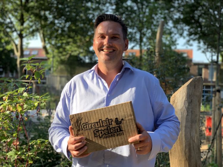 Arie van Rijssen van Eijkelboom roemt de samenwerking en de inzet van de vele vrijwilligers bij de renovatie van de speeltuin Arie van Rijssen van Eijkelboom roemt de samenwerking en de inzet van de vele vrijwilligers bij de renovatie van de speeltuin