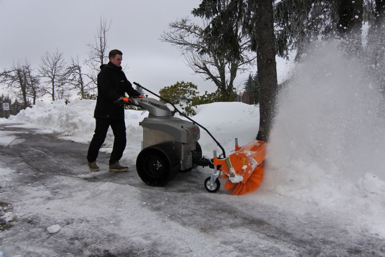 De elektrische M-Trac 2.0 is ook geschikt voor de winterdienst. De elektrische M-Trac 2.0 is ook geschikt voor de winterdienst.