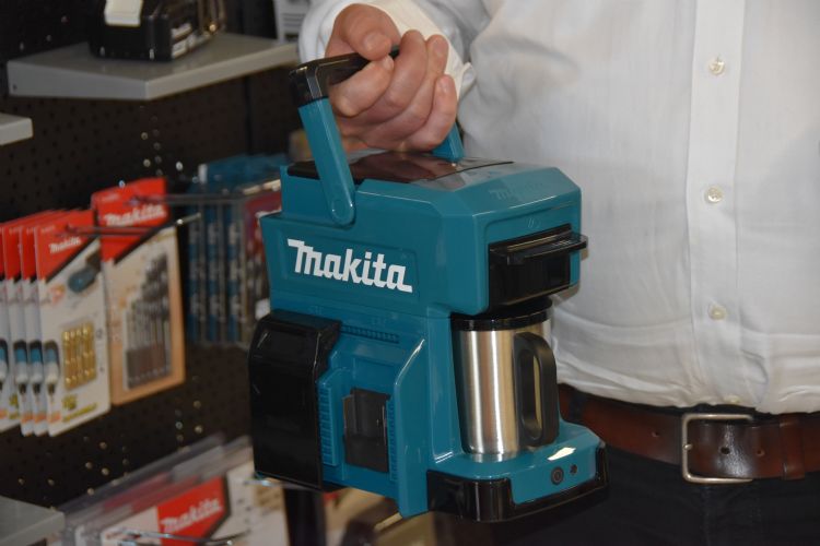 Altijd verse koffie met het koffiezetapparaat op accu van Makita