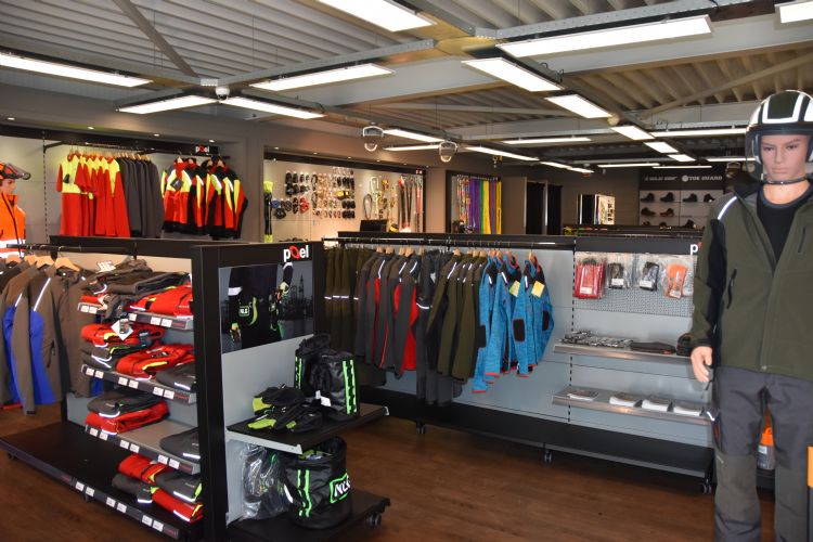 De bovenverdieping van de Veghelse vesting van Poel Tuinmachines. Hier bevindt zich een compleet assortiment kleding voor professionals in boomverzorging en park- en tuinonderhoud. De bovenverdieping van de Veghelse vesting van Poel Tuinmachines. Hier bevindt zich een compleet assortiment kleding voor professionals in boomverzorging en park- en tuinonderhoud.