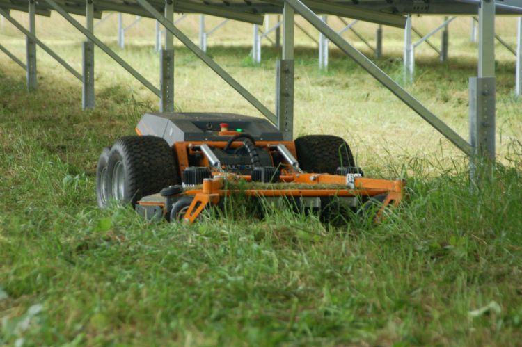 De radiografisch bestuurde Raymo-maaier is slechts 51 cm hoog. De radiografisch bestuurde Raymo-maaier is slechts 51 cm hoog.