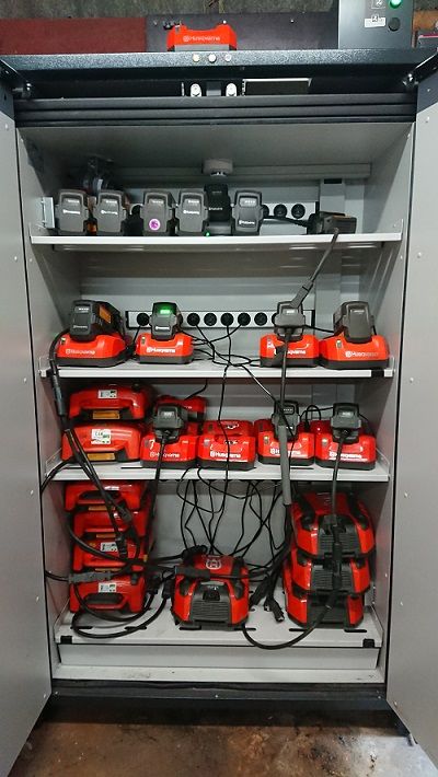 Behalve voor het materieel zelf heeft Van der Veen veel lof voor de speciale laadkast die Husqvarna ontwikkelde in samenwerking met Denios. Behalve voor het materieel zelf heeft Van der Veen veel lof voor de speciale laadkast die Husqvarna ontwikkelde in samenwerking met Denios.