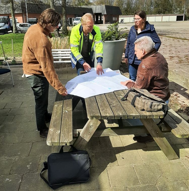 Teambespreking over de voortgang van de app-ontwikkeling. Teambespreking over de voortgang van de app-ontwikkeling.