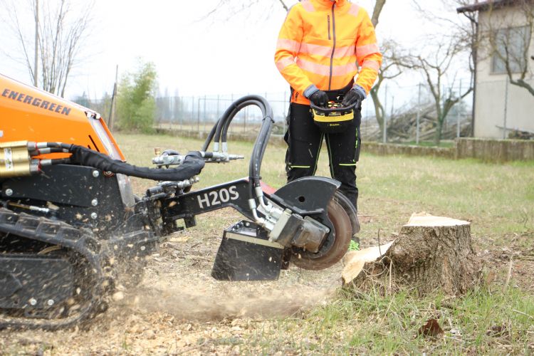 Je kunt met deze werktuigdrager ook stobben frezen. Je kunt met deze werktuigdrager ook stobben frezen.