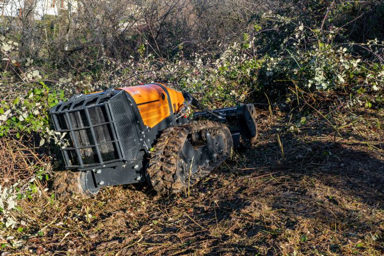 Een zwaar rooster biedt de radiator bescherming. Een zwaar rooster biedt de radiator bescherming.