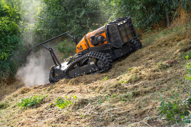 De nieuwe Robo Evo Vaario heeft een extra brede onderwagen, wat hem geschikt maakt voor ruwe omstandigheden. De nieuwe Robo Evo Vaario heeft een extra brede onderwagen, wat hem geschikt maakt voor ruwe omstandigheden.