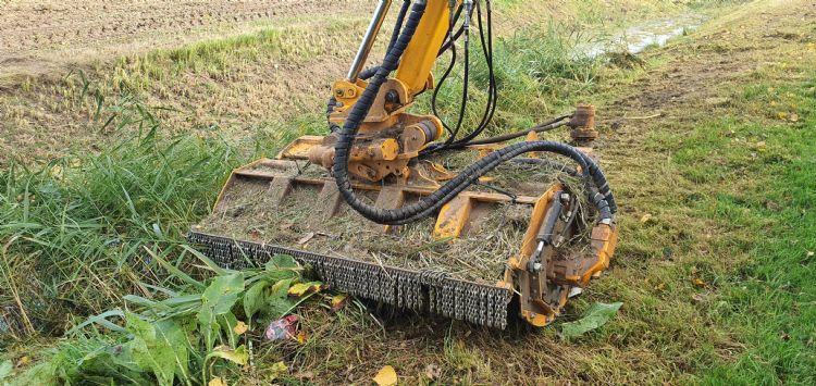 De afscherming van de maaiunit tegen wegschietende steentjes kan vanuit de fabriek bestaan uit kettingen of een doek. De afscherming van de maaiunit tegen wegschietende steentjes kan vanuit de fabriek bestaan uit kettingen of een doek.