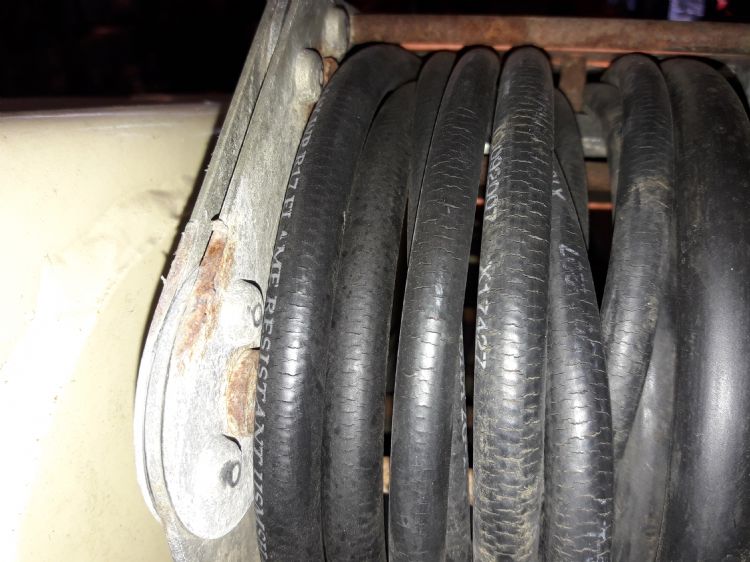 Een bundel hydraulische slangen die nodig aan vervanging toe is Een bundel hydraulische slangen die nodig aan vervanging toe is