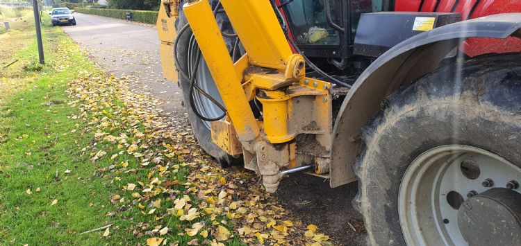 Voor de keuring vormt een werktuig dat is aangebouwd met bouten en moeren één geheel met de tractor. Voor de keuring vormt een werktuig dat is aangebouwd met bouten en moeren één geheel met de tractor.