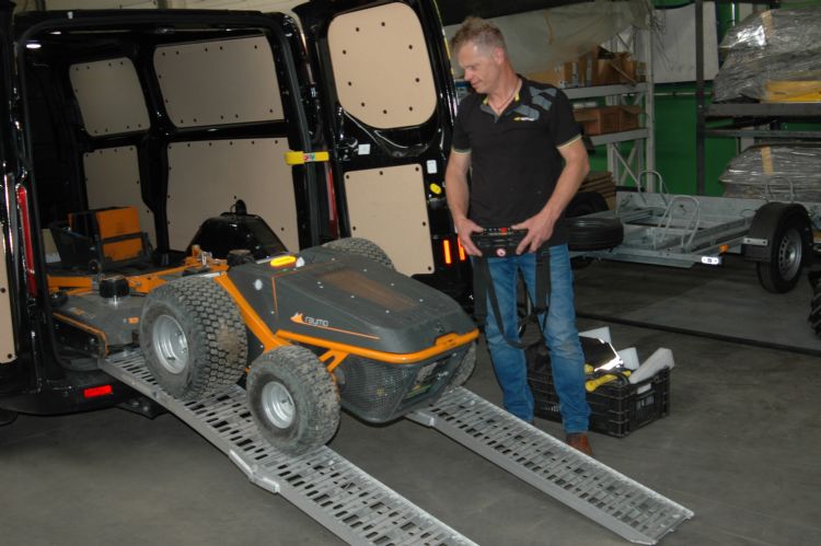 Het laden en lossen van deze zeer wendbare machine gaat heel vlot. Het laden en lossen van deze zeer wendbare machine gaat heel vlot.