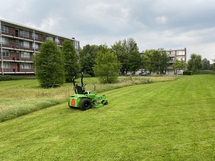 Ondanks zijn bescheiden afmetingen heeft de Mean Green Rival voldoende accucapaciteit om zeven uur te maaien. Ondanks zijn bescheiden afmetingen heeft de Mean Green Rival voldoende accucapaciteit om zeven uur te maaien.