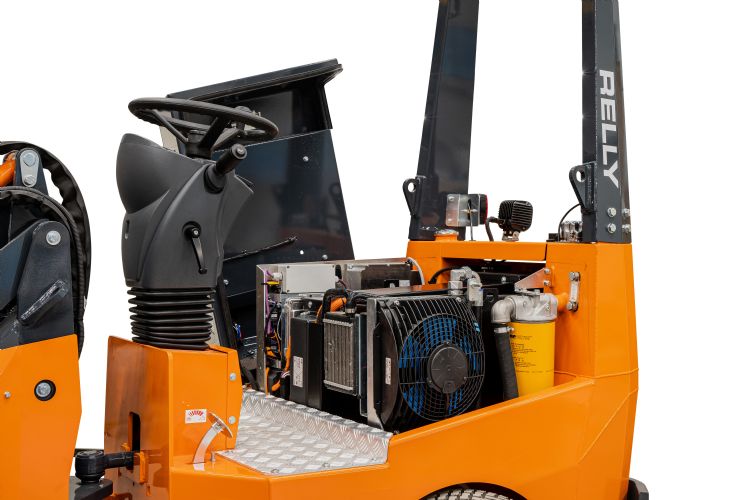 De elektromotor en de hydrauliekpomp zitten dicht bij elkaar. De elektromotor en de hydrauliekpomp zitten dicht bij elkaar.