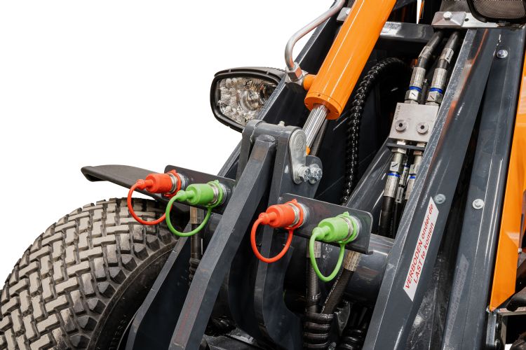 Het proportioneel werkend ventielenblok is voor op de machine gemonteerd. Het proportioneel werkend ventielenblok is voor op de machine gemonteerd.