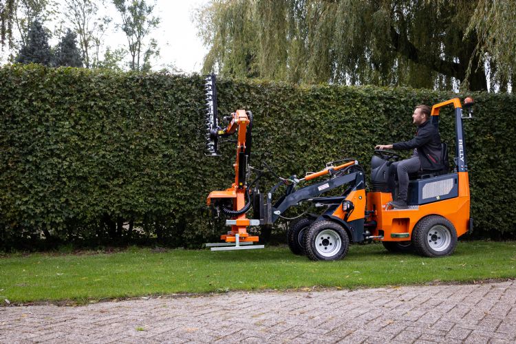 De Relly 1.2E, ingezet bij het snoeien van heggen De Relly 1.2E, ingezet bij het snoeien van heggen