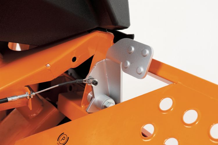 Het pedaal waarmee de noodstop wordt geactiveerd Het pedaal waarmee de noodstop wordt geactiveerd