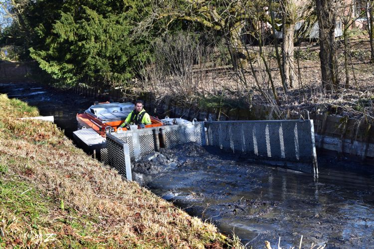 Hydraulisch stelbare deuren die het profiel van een watergang kunnen volgen Hydraulisch stelbare deuren die het profiel van een watergang kunnen volgen