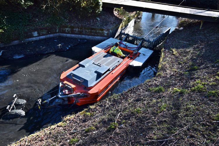 Zowel de voor- als de achterlier staat onderdeks. Een speciale constructie moet verwondingen door een brekende en zwiepende kabel voorkomen. Zowel de voor- als de achterlier staat onderdeks. Een speciale constructie moet verwondingen door een brekende en zwiepende kabel voorkomen.