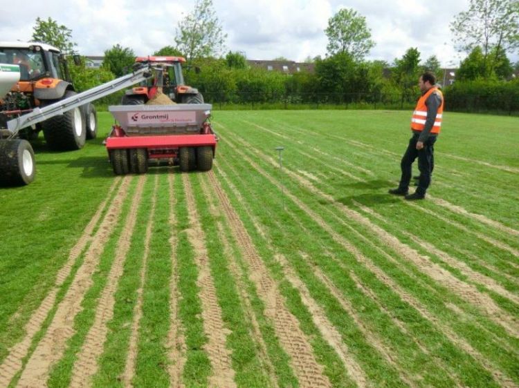 Er werden zogenaamde zandlamellen aangebracht door de Vibra Sandmaster. (Foto: Lucienne Weststrate) Er werden zogenaamde zandlamellen aangebracht door de Vibra Sandmaster. (Foto: Lucienne Weststrate)