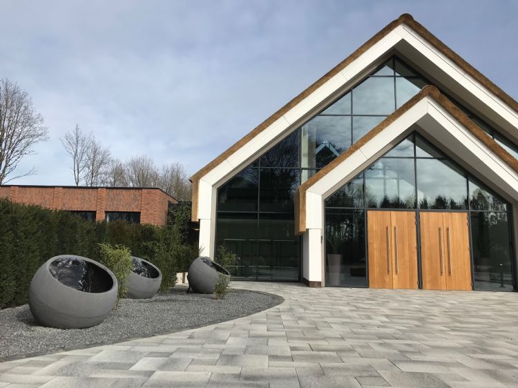 Het water in de XL-bollen overstemt het geluid van de snelweg. Het water in de XL-bollen overstemt het geluid van de snelweg.