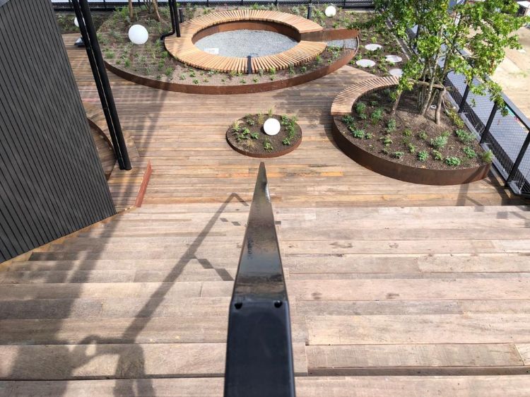 Trap en vloeren zijn afgewerkt met hergebruikte laadvloeren van binnenvaartschepen. (Foto: Koninklijke Ginkel Groep) Trap en vloeren zijn afgewerkt met hergebruikte laadvloeren van binnenvaartschepen. (Foto: Koninklijke Ginkel Groep)