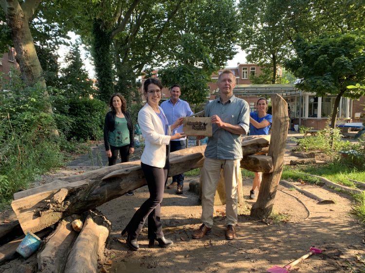 Van links naar rechts: Ontwerpster Suzanne van Ginneken, vakredacteur Willemijn van Iersel, Arie Rijssen van Eijkelboom, wethouder Kees Diepeveen en Roos de Ridder van Speeltuin Bankaplein Van links naar rechts: Ontwerpster Suzanne van Ginneken, vakredacteur Willemijn van Iersel, Arie Rijssen van Eijkelboom, wethouder Kees Diepeveen en Roos de Ridder van Speeltuin Bankaplein