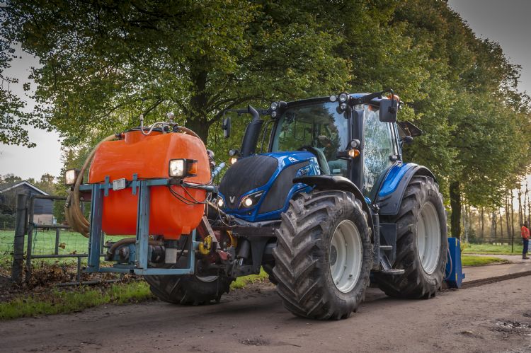 Het NoDust-mengsel wordt vooraf op de halfverharding gesproeid. Het NoDust-mengsel wordt vooraf op de halfverharding gesproeid.