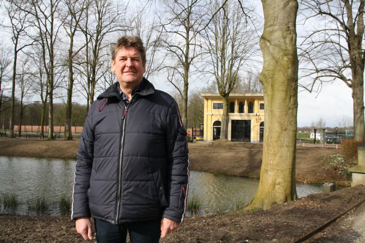 Eric Hoffmann voor het koetshuis Eric Hoffmann voor het koetshuis