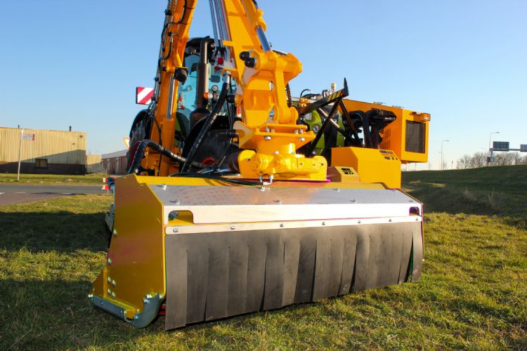 Aan de voorzijde van de bak zitten twee luchtgaten. Hierdoor wordt een luchtstroom naar buiten geblazen, die insecten weghoudt van de maaier. Aan de voorzijde van de bak zitten twee luchtgaten. Hierdoor wordt een luchtstroom naar buiten geblazen, die insecten weghoudt van de maaier.