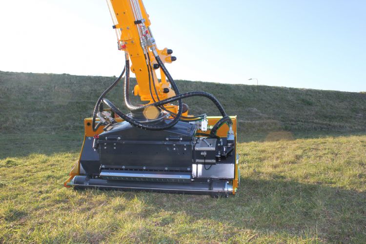 Aan de achterzijde valt de nieuwe vorm van de looprol op. Deze laat in het midden drie cm vrij, waardoor niet alles wordt aangedrukt. Aan de achterzijde valt de nieuwe vorm van de looprol op. Deze laat in het midden drie cm vrij, waardoor niet alles wordt aangedrukt.